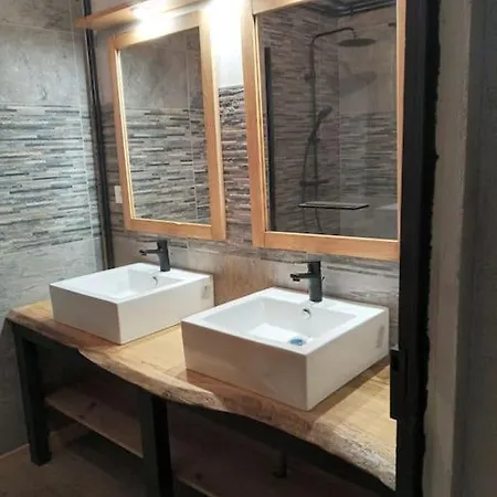 펜션 La Maison De Rene, Coeur D'auvergne *